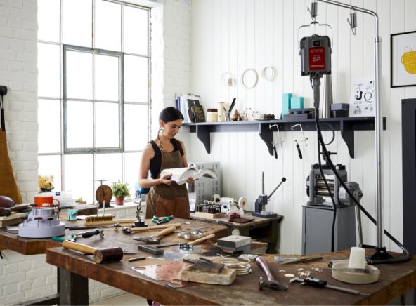 Mujer Cookson-CLAL en taller de joyería