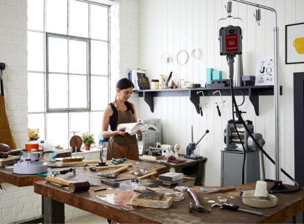 Mujer Cookson-CLAL en taller de joyería